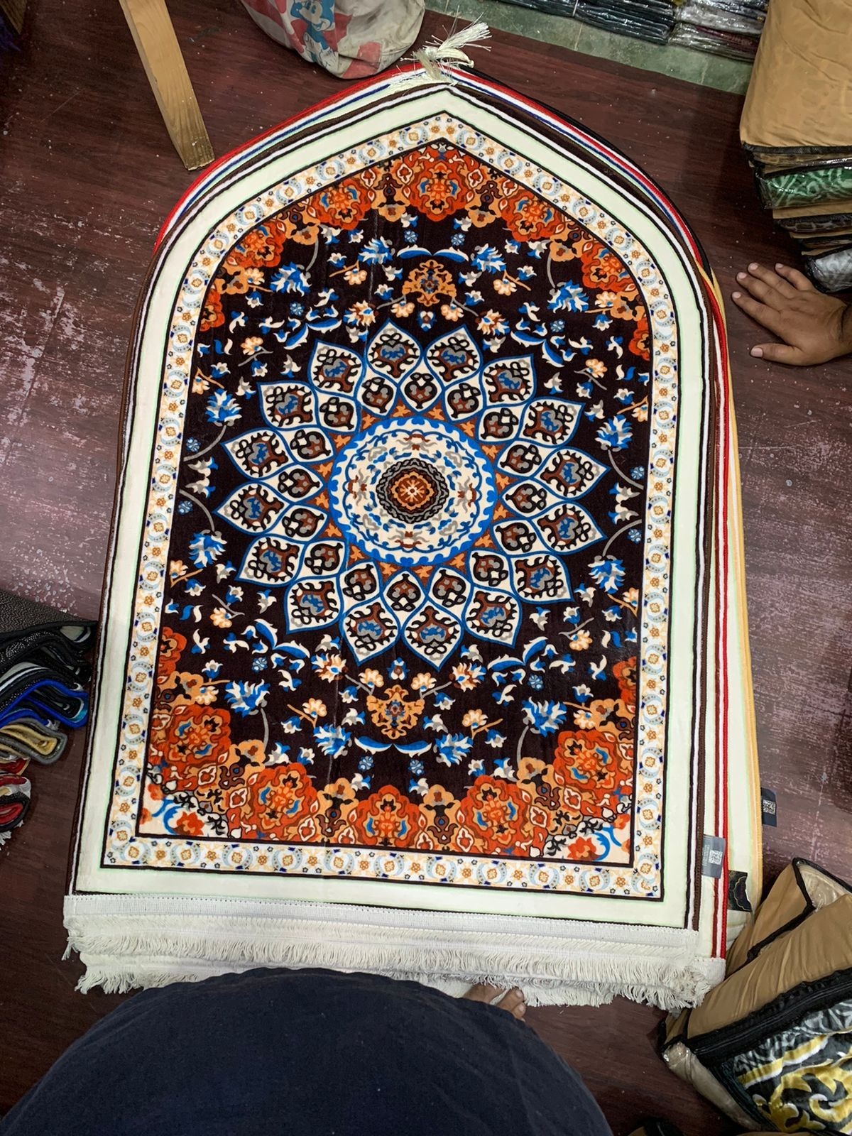 Traditional Moroccan Dome Arch Janamaz – Dark Plum & Rust 70x115 cm | Islamic Prayer Mat