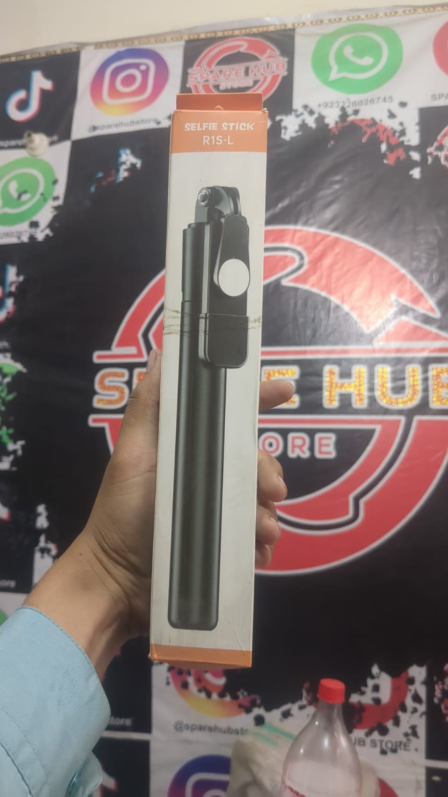 4 In 1 R1SL Selfie Stick Featuring A Bluetooth Remote, Tripod Stand, Light And Retractable Mobile Holder - Image 6