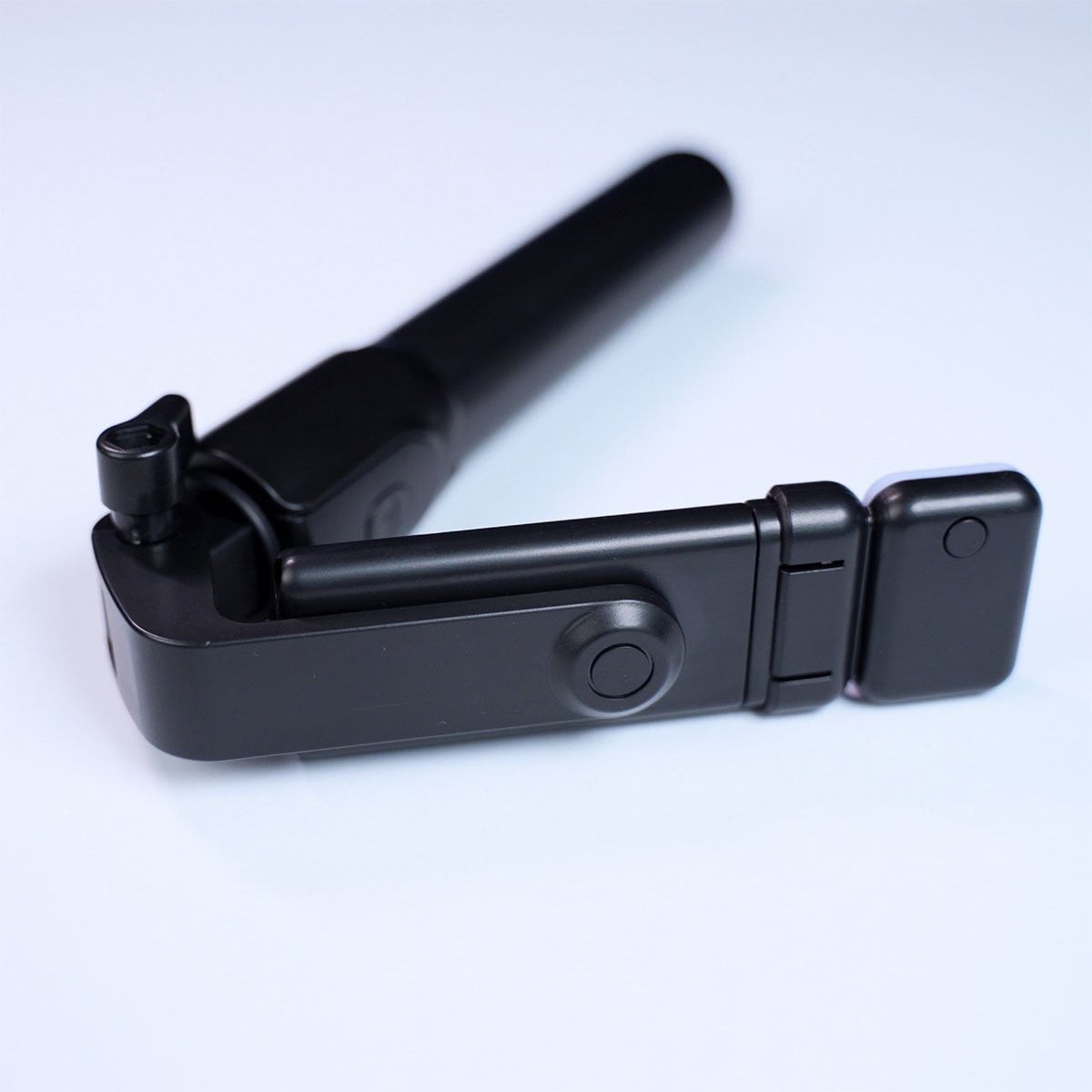 4 In 1 R1SL Selfie Stick Featuring A Bluetooth Remote, Tripod Stand, Light And Retractable Mobile Holder - Image 5